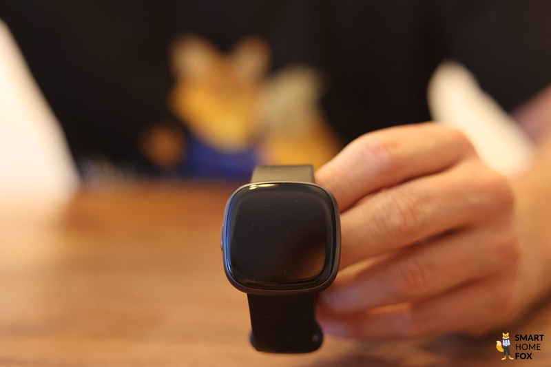 Man sieht die Fitbit Versa 4.